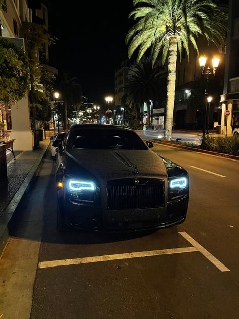 Black Rolls Royce Interior, Xe Rolls Royce, Roll Royce Wallpaper, Dark Rolls Royce, Rolls Royce Phantom Aesthetic, Rolls Royce Phantom Black, Rolls Royce Aesthetic, Rolls Royce Cullinan Black, Black Rolls Royce