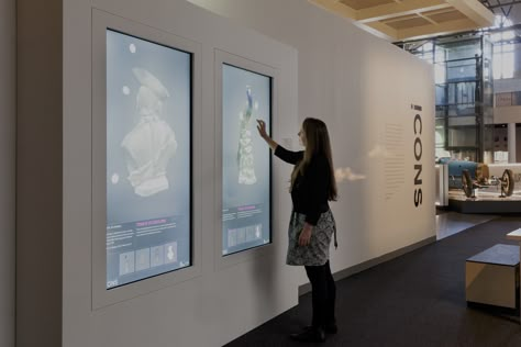 3D Touch Screens in museums act as an interactive experience kiosk for visitors as they are invited to “touch and explore” the 3D models. Visitors can touch a screen to zoom in, rotate and examine the objects at their own pace – using gestures similar to a smartphone. This allows the audience to obtain a better understanding of the objects' formal qualities and feel as though they are in control of the object. Exhibition Timeline, Interactive Kiosk, Interaktives Design, Interactive Touch Screen, Digital Kiosk, Museum Exhibition Design, Interactive Exhibition, Interactive Museum, Interactive Walls