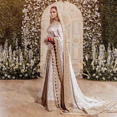 Deepika Padukone Saree, Nikkah Dress, Indian Bridal Dress, Bollywood Wedding, Indian Bridal Outfits, Desi Wedding, Indian Wedding Outfits, Indian Wedding Photography, Pakistani Bridal