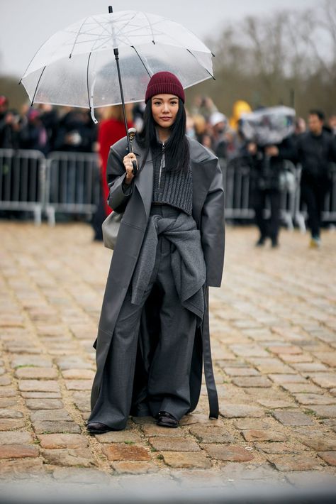 The 316 Best Street Style Looks from Paris Fashion Week Fall 2024 - Fashionista Yoyo Cao, Modern Street Style, Paris Fashion Week Street Style, Street Snap, 90s Fashion Outfits, Vintage Silhouette, Style Looks, Autumn Street Style, Best Street Style