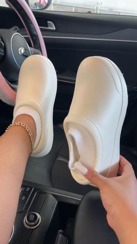 Elegant Shoes Heels, Casual Shoes Women Sneakers, Crocs Fashion, Pretty Sandals, Trendy Shoes Sneakers, Pretty Shoes Sneakers, Fashion Shoes Heels, Cute Shoes Heels, Shoes Heels Classy