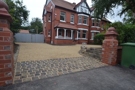 Side Of Driveway Landscaping, Bushes Landscaping, Driveway Landscaping Ideas, Front Driveway Ideas, Cobbled Driveway, Driveway Apron, Front Garden Ideas Driveway, Entrance Landscaping, Gravel Drive