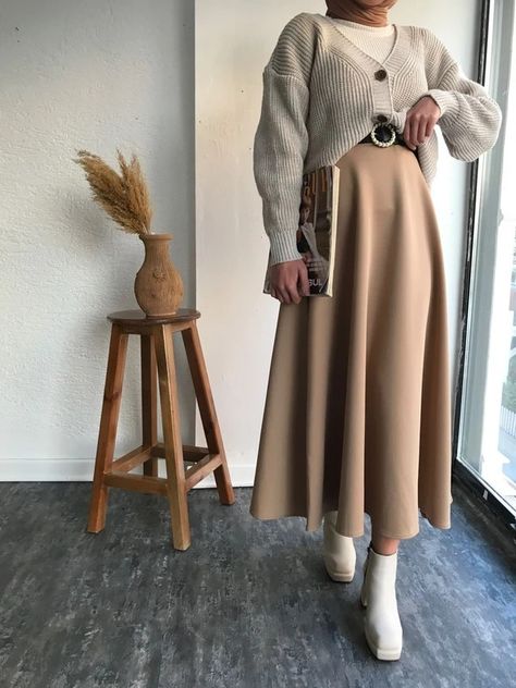 Abstract Streetwear, Outfit Muslim, Stylish Outfits Casual, Vintage Midi Skirt, Hijab Fashion Summer, Color Combos Outfit, Modesty Outfits, Color Combinations For Clothes, Hijab Styles