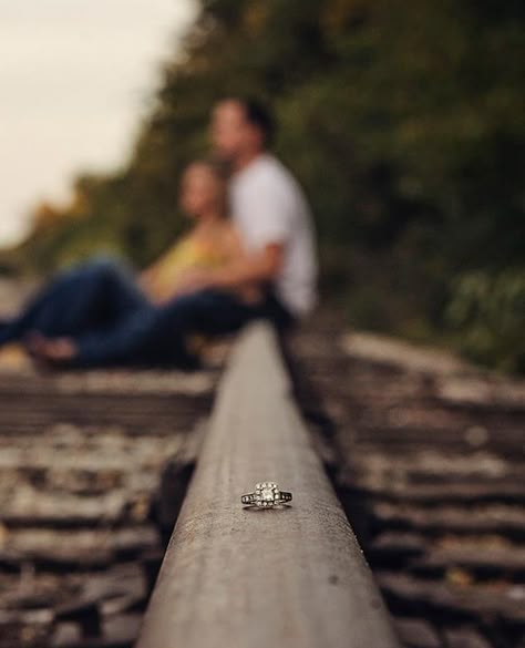 Unique ring shot ~ we ❤ this! moncheribridals.com Engagement Announcement Photos, Cute Engagement Photos, Couple Engagement Pictures, Wedding Engagement Pictures, Engagement Shots, Engagement Pictures Poses, Ring Shots, Engagement Photos Fall, Foto Tips