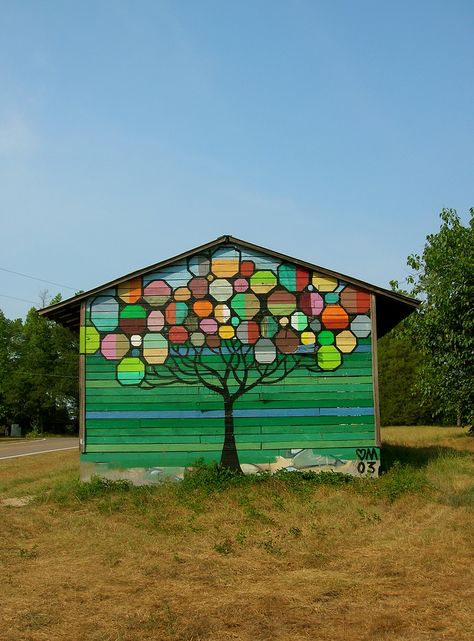 our first stop was at the cluster of 8 barns/houses at the intersection of nickens and red hill roads. Garden Steps Ideas, Mural School, Painted Shed, Garden Fence Art, Art Shed, Garden Mural, Tree Mural, School Murals, Building A Fence