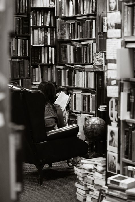 People Reading, Teaching Literacy, 背景 シンプル, Woman Reading, Girl Reading, Black And White Aesthetic, Comfy Chairs, Home Library, Book Nooks