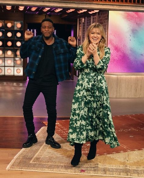 The Kelly Clarkson Show (@kellyclarksonshow) • Instagram photos and videos The Kelly Clarkson Show, Kel Mitchell, Kelly Clarkson Show, Mark Harmon, Giving Tuesday, Kelly Clarkson, Ncis, Hanging Out, Fashion Inspo