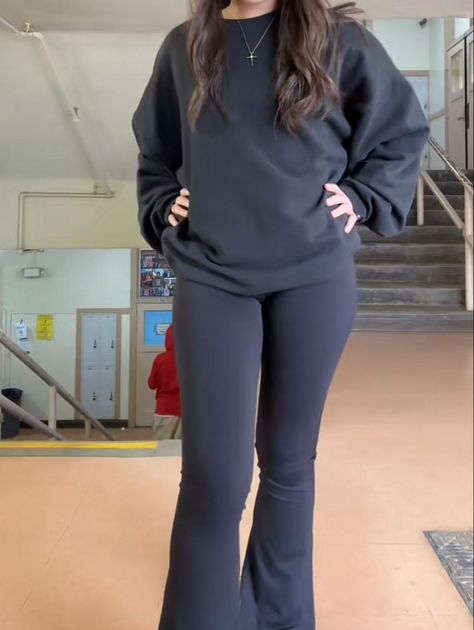 Cute Cozy Work Outfits, Flavored Leggings Outfit, Styling Black Flared Leggings, Sweatshirt And Flared Leggings, Flared Leggings Outfit Summer Plus Size, Flare Leggings Sweatshirt, Black Flare Leggings Outfit Baddie, Flare Leggings Outfit Midsize, Outfits With Black Flared Leggings