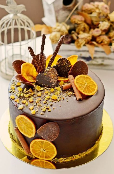 Orange Chocolate Cake Decoration, Orange Cake Decoration Birthdays, Chocolate Orange Birthday Cake, Chocolate Orange Cake Decoration, Cake Decorating With Fruit, Fall Chocolate Cake, Chocolate And Fruit Cake, Cake Decorating Fruit, Fruit Chocolate Cake