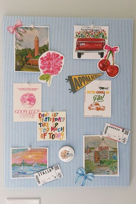 Pinboard Aesthetic, Pinboard Ideas Aesthetic, Aesthetic Pinboard, College House, College Dorm Room Decor, College Decor, Dorm Art, College Aesthetic, Dorm Room Inspiration