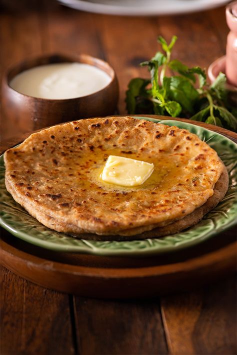 Aloo Paratha is popular Indian whole wheat flatbread stuffed with spicy potato filling. step by step aloo paratha ,alu paratha with pickle or curd. Alu Paratha, Indian Paratha, Aloo Paratha Recipe, Palak Paneer Recipe, Recipes Potatoes, Paneer Curry, Aloo Paratha, Potato Filling, Vegan Indian Recipes