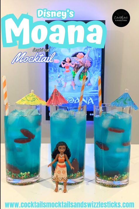 this image shows three blue drinks with nerds candy on the bottom, swedish fish thoughout, cocktail umbrellas and orange and white striped straws in front of a Moana movie poster with a Moana character in front of them. Disney Themed Drinks, Disney Movie Themed Dinner, Family Movie Night Themes, Disney Movie Night Menu, Disney Themed Movie Night, Disney Movie Night Food, Disney Cocktails, Disney Themed Food, Disney Movie Night Dinner