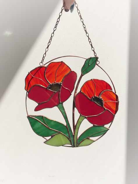 Stained Glass Home, L'art Du Vitrail, Glass Home Decor, Stained Glass Birds, Tiffany Stained Glass, Stained Glass Decor, Glass Home, Stained Glass Suncatchers, Flower Red