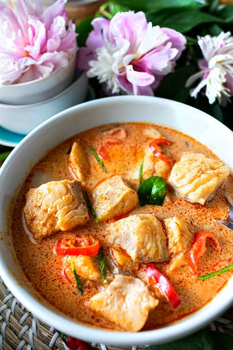 This easy Thai red curry fish recipe with cod is a light and flavorful dish with aromatic spices and a creamy coconut base. Whether you're a seafood enthusiast, a Thai food lover, or want an easy and quick weeknight dinner, this recipe is it! Ready in 15 minutes! #thaicodcurry #thaifishcurry #thairedcurry #thaifishcurries #thairedfishcurryrecipe #thairedfishcurryrecipes Thai Cod Fish Recipes, Mixed Fish Recipes, Weeknight Fish Dinner, Cod Curry Recipes, Curry Cod Fish Recipes, Light Fish Recipes, Sea Bass Curry, Thai Seafood Curry, Thai Fish Curry Recipe