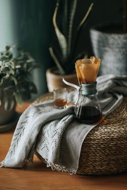 white book page on white wooden over bed table photo – Free Comfort Image on Unsplash Chemex Coffee, Nitro Coffee, Coffee Shot, Coffee Facts, Retro Cafe, Coffee Photos, Coffee Photography, Latte Art, Coffee Cafe