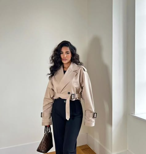 Zara Crop Jacket Outfit, Cropped Cream Jacket Outfit, Styling Cropped Trench Coat, Beige Short Jacket Outfit, Tan Cropped Jacket Outfit, Zara Cropped Trench Coat Outfit, Crop Trench Coat Outfit, Short Trench Coat Outfit, Cropped Trench Coat Outfit