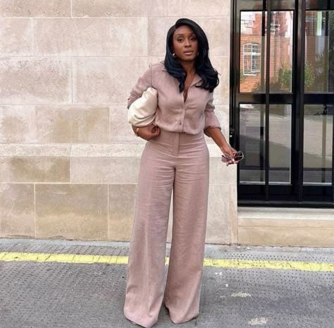 All Black Smart Casual Outfit Women, Smart Casual Women 2024, Fashion Inspo Outfits Fall 2024 Work, Spring Smart Casual Outfits, Corporate Outfits For Black Women, Elegant Outfit Black Women, Corporate Casual Outfits, Office Outfits Black Women, Smart Casual Outfits For Women