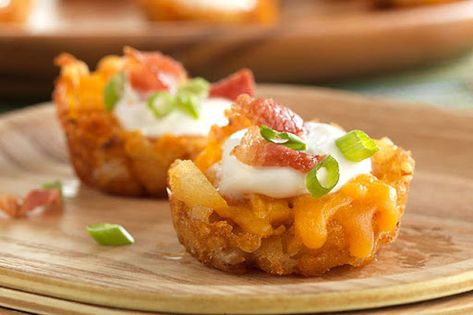 Fast, easy and the family will love these for an appetizer. Loaded with cheddar cheese, sour cream and bacon, this will become an all time favorite. Tater Tot Cups, Tater Tot Appetizers, Loaded Tater Tot, Potluck Appetizers, Loaded Tater Tots, Pizza Sticks, Tater Tot Recipes, Food Sides, Appetizer Party