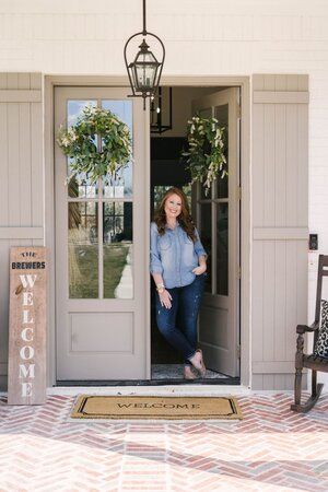 The Vale House Home Tour — Farmhouse Living Modern Farmhouse Tour, Homeworthy House Tours, House Tours Interiors, Home Tours Modern, Home Tours Farmhouse, European Farmhouse Living Room, Cottage Front Door, Texas Interior Design, Beach Cottage Design