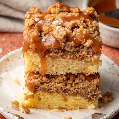 Caramel Coffee Cake Caramel Coffee Cake, Coffee Crumb Cake, Blueberry Chocolate Chip Muffins, Crumb Cake Recipe, Coffee Cake Muffins, Sour Cream Cake, Crumble Cake, Cinnamon Cake, Caramel Topping