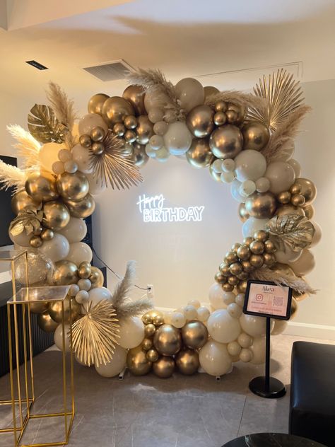 Circle set up #bohostyledecor #goldendecoration #pampas #pampas balloons #circledecor Balloon Arch Circle, Balloon Birthday Decorations, Cream Balloons, Balloons Decoration, Event Stylist, Small Party, Professional Event, Balloon Birthday, Balloon Arch