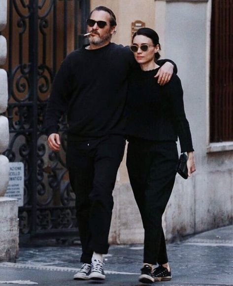 Joaquin Phoenix Rooney Mara, Chloë Sevigny, Hollywood Couples, Rooney Mara, Joaquin Phoenix, Power Couple, Matching Outfits, All Black, A Man