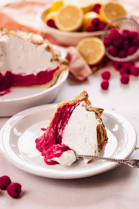 Raspberry Meringue Pie with Mile High Meringue Raspberry Lemon Pie, Raspberry Meringue Pie, Mile High Meringue, Strawberry Meringue Pie, Sweety Pie, Raspberry Meringue, Baking Lessons, Dreamy Desserts, Meringue Pie Recipes