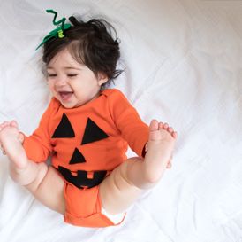 Pumpkin baby costume Outfit Ideas For Halloween, Baby Pumpkin Costume, Diy Baby Costumes, Sew Halloween Costume, Halloween Outfits For Kids, Motive Design, Baby Pumpkin, Pumpkin Halloween Costume