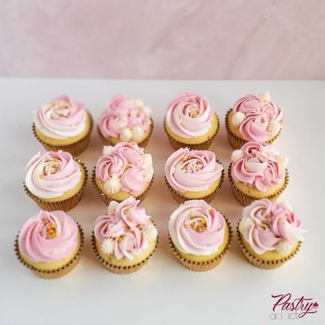 Pink and white cupcakes with a hint of gold. Call or email us to design your dream dessert today! #birthdaycupcakes #pinkcupcakes #goldcupcakes #cupcakedecorating #simplecupcakes #treattables #dessertideas Pink Gold Cupcakes, Pink And Gold Cupcakes Birthday, Pink And Gold Cupcakes, Sweet 16 Cupcakes, Girl Birthday Cupcakes, Infused Cupcakes, Deco Cupcake, Mothers Day Cupcakes, Gold Cupcakes