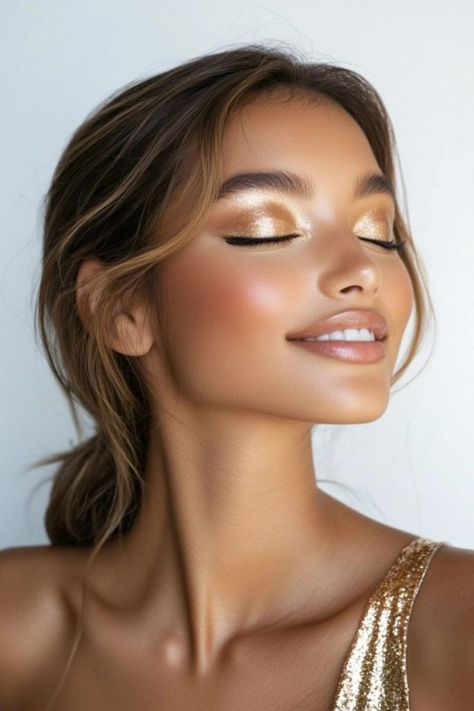 Achieve a flawless look with these birthday makeup looks! From glowing skin to dramatic eyes, these styles are perfect for a night to remember. Beachy Look Makeup, Gold Bride Makeup, Gold Makeup Looks Natural, Makeup For Yellow Outfit, Golden Makeup Look Glam, Light Gold Makeup, Natural Birthday Makeup, Prom Makeup Gold, Gold Shimmer Makeup