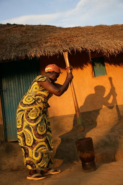 Africa | Congolese Woman  pounds manioc (cassava) leaves in preparation of a cooking a meal for the family. Ghana Language, Congo Women, Cassava Leaves, South Africa Food, Trail Walking, African Life, North Cyprus, Africa People, Africa Photography