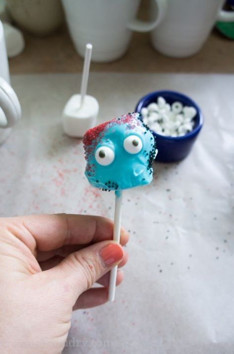 Halloween Marshmallow Pops Chocolate Caramel Cake, Dark Chocolate Candy, Preschool Crafts Fall, Halloween Party Treats, Candy Eyeballs, Fun Halloween Food, Easy Halloween Food, Picture Tutorial, Zombie Party