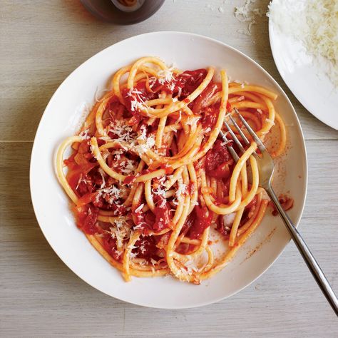 This classic Italian pasta features thick noodles in a porky-rich sauce of guanciale or pancetta with tomatoes and pecorino cheese. Amatriciana Recipe, Marcella Hazan, Bucatini Pasta, All Amatriciana, Happy Eating, Easy Tomato Sauce, Vegetarian Pasta Recipes, Diy Cream, Onion Sauce