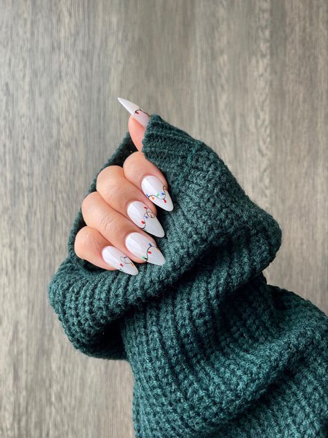 Cute Neutral Christmas Nails, White Base Christmas Nails, Simple Christmas Nail Ideas Acrylic, Christmas Light Nails Design, Cute Simple Nails Christmas, Festive Winter Nails, Christmas Lights Nail Art Designs, Simple Christmas Nail Designs Acrylic, Green Christmas Nails Designs