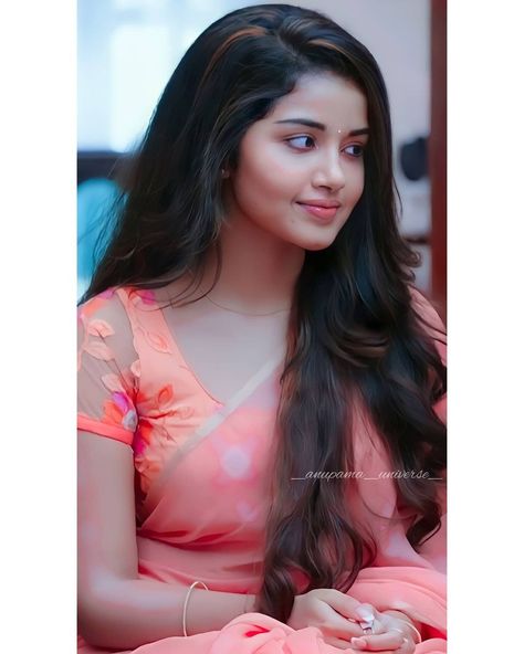 South Indian Actors Female, Actors Female, Anupama Parameswaran Cute Face, Krithi Shetty, Hd Pic, Indian Actors, Anupama Parameswaran, Screen Photo, Girl Crush Fashion