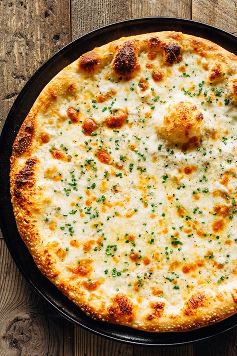 Alfredo Pizza Recipe, Best Alfredo Sauce, Best Alfredo, Sauce For Pizza, Three Cheese Pizza, Classic Alfredo Sauce, Vegetarian Pizza Recipe, Chicken Alfredo Pizza, Cheese Pizza Recipe