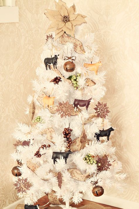 Cow Christmas tree Diy Ornaments Kids, Cow Christmas Tree, Easy Diy Ornaments, Western Christmas Decorations, Western Christmas Tree, Christmas Tree Easy, Themed Christmas Tree, Stock Show, Cow Christmas