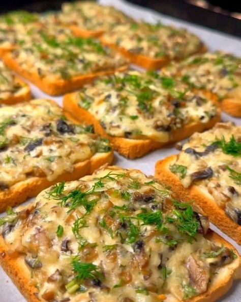 Mushroom On Toast, Mushroom Toast, Pies Maker, Creamy Mushrooms, On Toast, Pizza Bread, Toast Recipes, Party Food Appetizers, Mushroom Recipes