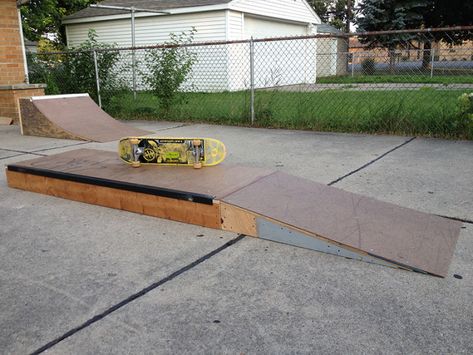 Skateboard Rails, Bmx Ramps, Backyard Skatepark, Skateboard Room, Skatepark Design, Scooter Ramps, Mini Ramp, Skate Ramps, Skate Ramp