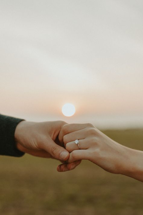 LAKE ENGAGEMENT SESSON My Love Photo, Engagement Shoots Poses, Engagement Announcement Photos, Proposal Photoshoot, Shooting Couple, Proposal Pictures, Fall Engagement Pictures, Cute Engagement Photos, Lake Engagement