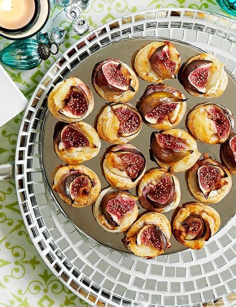 The easiest party finger food, ready in half an hour – ready made puff pastry topped with goat’s cheese and pretty figs makes the perfect canapé. Finger Foods Easy Party, Easy Canapes, Cheese Puffs Recipe, Wedding Canapes, Christmas Canapes, Olive Magazine, Roasted Figs, Canapes Recipes, Puff Pastries