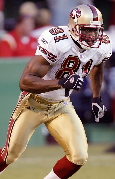 Terrell Owens 49ers Faithful, Nfl Legends, Terrell Owens, Nfl Pictures, Gold Diggers, Pro Football Teams, Football Poses, 49ers Players, Nfl Football 49ers