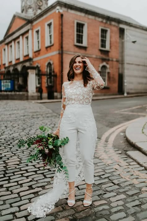 29 Real Brides who Looked Phenomenal in Trousers and Jumpsuits Wedding Trouser Suits, Wedding Dress Aesthetic, Wedding Dress Jumpsuit, Bride Jumpsuit, Dress Ideas Wedding, Bridesmaids Jumpsuits, Bridal Jumpsuit, Wedding Jumpsuit, Dublin City