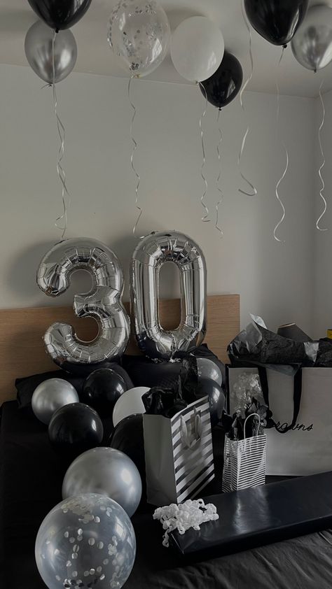 Black, white and silver balloons decorations 30 Decorations Birthday Men, 30th Birthday Idea For Boyfriend, Guy Birthday Room Decoration, 30 Birthday Boyfriend, Birthday Surprise Boyfriend At Home, Boyfriend Birthday Balloons, Boy 30th Birthday Ideas, Morning Birthday Surprise For Him, Boys 18th Birthday Decoration Ideas