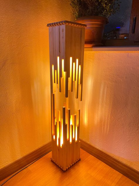 Led Wood Lamp, Cool Standing Lamps, Diy Wood Floor Lamp, Cealing Lights, Wood Lamps Ideas, Floor Lamp Corner, Floor Lamp Ideas, Wood Lighting Design, Wood Lights