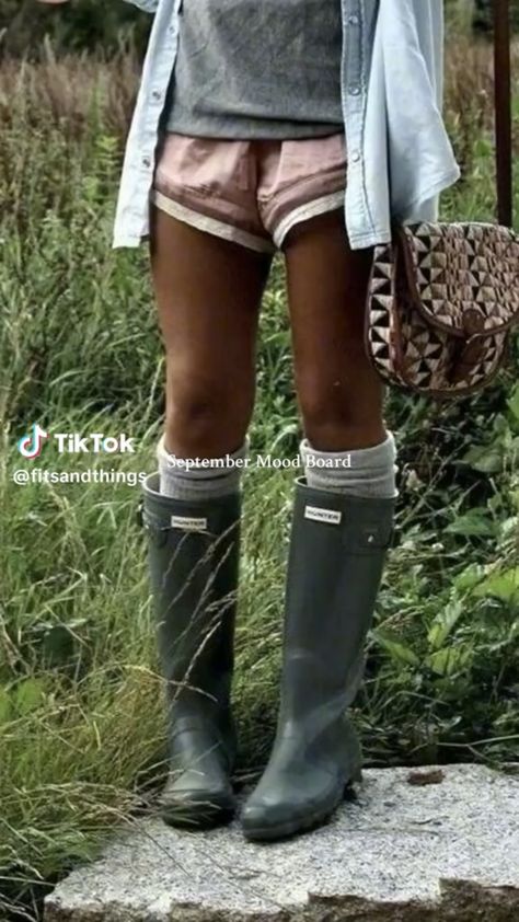 Short Rainboots Outfit, Short Hunter Boots Outfit, Hunter Wellies Outfit, Rainboot Outfits, Rubber Boots Outfit, Hunter Rain Boots Outfit, Wellies Outfit, Farm Outfits, Rain Outfits