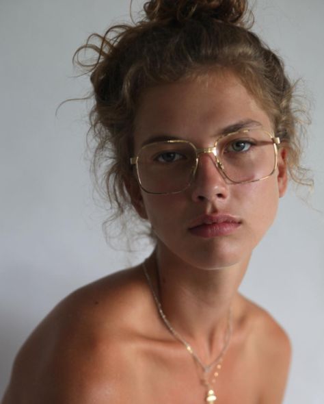 gold glasses Optic Glasses Women, Cool Eyeglasses For Women, Optical Glasses Women, Glasses Inspiration, Fashion Gone Rouge, Gold Glasses, Cool Glasses, Foto Poses, New Glasses