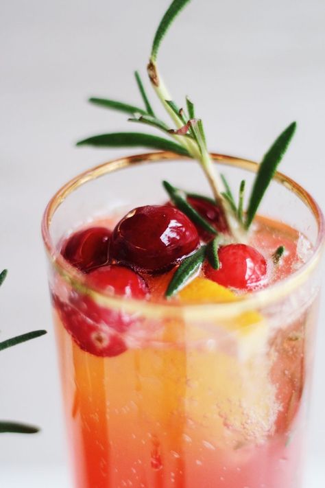 Cranberry Rosemary Champagne Cocktails Renewing Vows, Special Drinks, Champagne Cocktails, Sweet Cocktails, Winter Cocktails, Champagne Cocktail, Christmas Brunch, Apple Cranberry, Thanksgiving Ideas