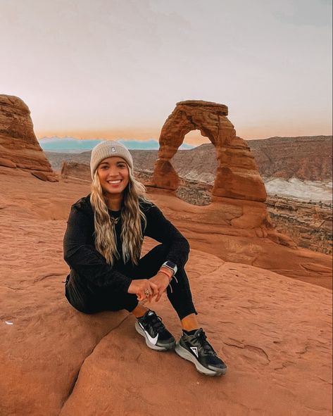 Delicate arch, national parks, arches, red rocks, moab utah, hiking outfit. #hiking #nationalparks #hikingadventures #hikingouutfit #trailrunning #moab #visitutaj #alltrails #summervacation #hiker #granola #sunrise Grabola girl, granola aesthetic, sunruse hike Utah November Outfit, Zion Outfit Fall, Grand Canyon Fall Outfit, Arches National Park Picture Ideas, Moab Outfits, Dessert Hiking Outfits, Moab Picture Ideas, Zion Instagram Pictures, Zion National Park Outfit Fall