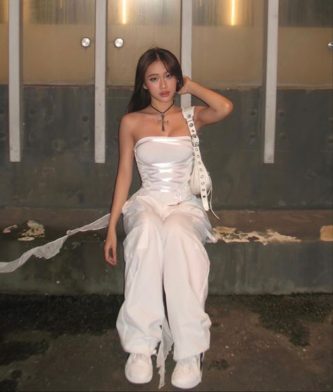 White Corset Concert Outfit, White Flowy Outfit Aesthetic, White Kpop Concert Outfit, White Flowy Skirt Outfit Aesthetic, White Performance Outfit Kpop, Photos Poses, Rave Outfit, Build A Closet, White Outfit